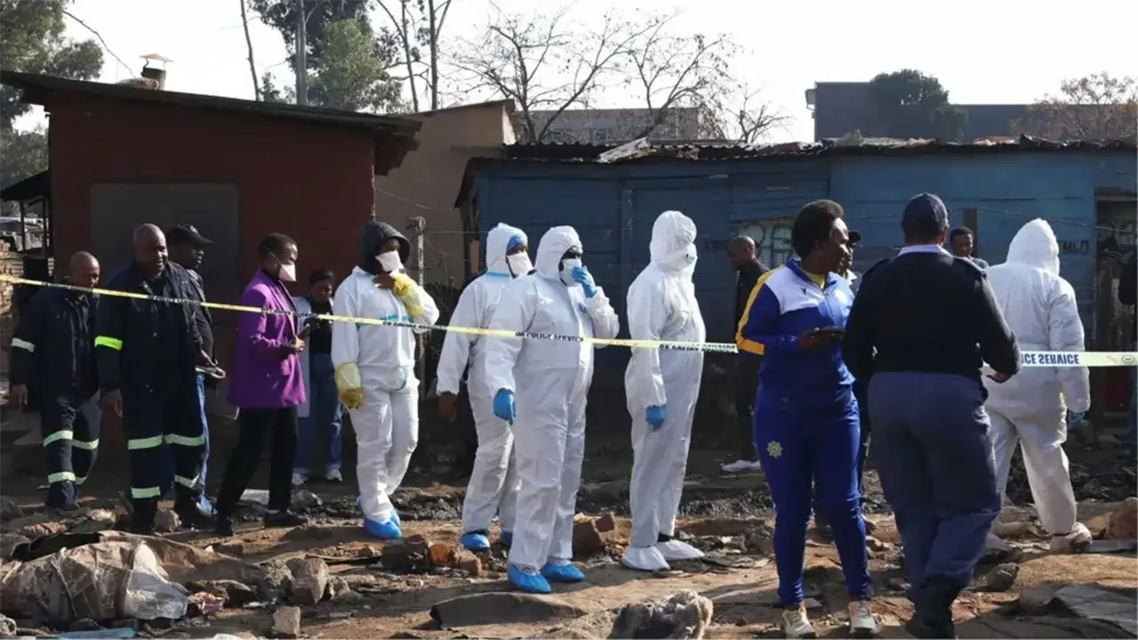 sparatoria nell8217insediamento informale di cleveland a est di johannesburg ci sono almeno dodici morti da Metropolitanmagazine.it sparatoria nell8217insediamento informale di cleveland a est di johannesburg ci sono almeno dodici morti