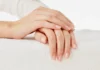 Il quiet luxury elimina lo smalto: ora il trend è la bare manicure