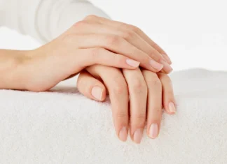 Il quiet luxury elimina lo smalto: ora il trend è la bare manicure