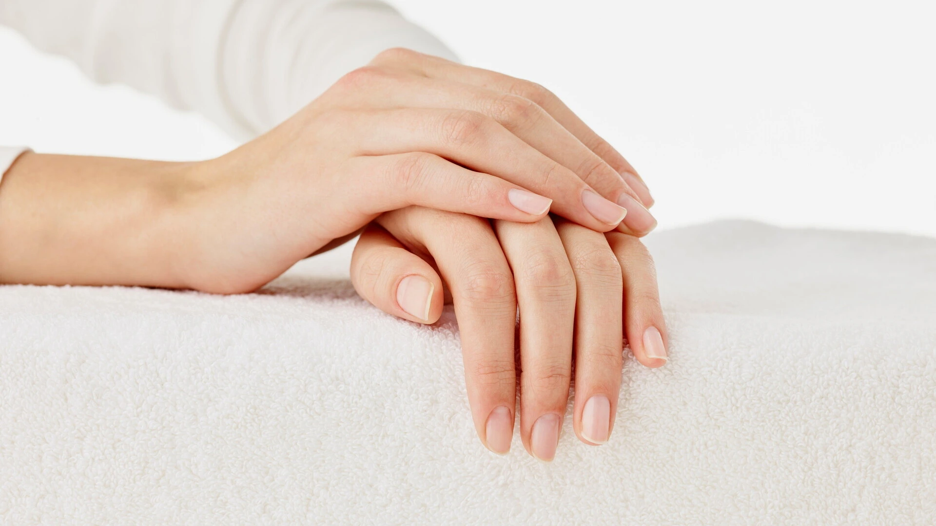 il quiet luxury elimina lo smalto ora il trend 232 la bare manicure da Metropolitanmagazine.it il quiet luxury elimina lo smalto ora il trend 232 la bare manicure