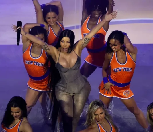 Cardi B commenta la presenza di Trump all’incontro tra i New York Knicks e i San Antonio Spurs: «Si percepiva un’atmosfera un po’ cupa»