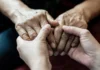 Cosa vuol dire essere caregiver, il peso invisibile di chi accompagna una persona cara nella malattia