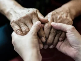 Cosa vuol dire essere caregiver, il peso invisibile di chi accompagna una persona cara nella malattia