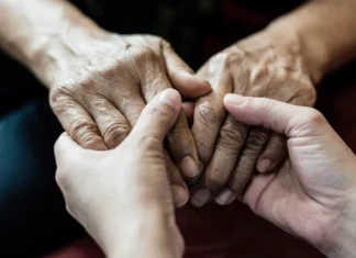 Cosa vuol dire essere caregiver, il peso invisibile di chi accompagna una persona cara nella malattia