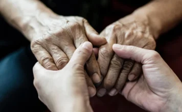 Cosa vuol dire essere caregiver, il peso invisibile di chi accompagna una persona cara nella malattia