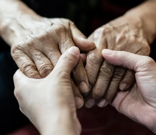 Cosa vuol dire essere caregiver, il peso invisibile di chi accompagna una persona cara nella malattia