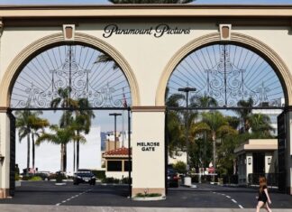 California e NY sfidano Hollywood: causa contro la maxi fusione Paramount-Warner
