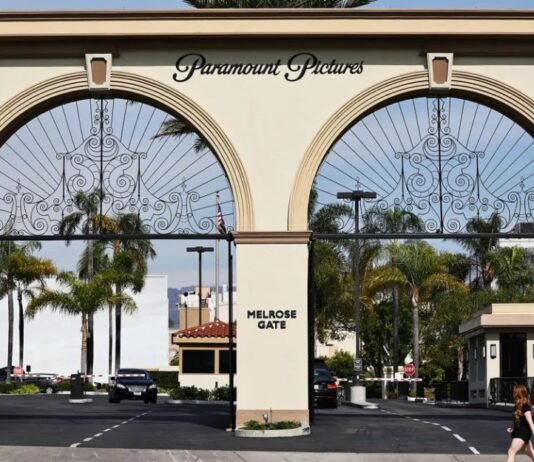 California e NY sfidano Hollywood: causa contro la maxi fusione Paramount-Warner