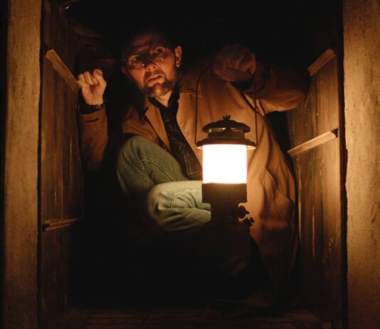 ‘Hokum’: folklore irlandese nell’horror Lucky Red con Adam Scott