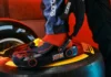 Le Crocs da Formula 1 esistono davvero, e sì, sembrano uscite da Mario Kart