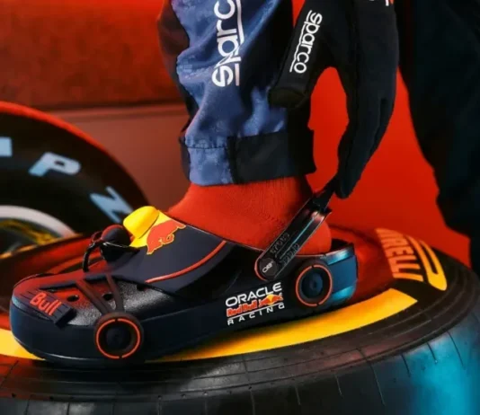 Le Crocs da Formula 1 esistono davvero, e sì, sembrano uscite da Mario Kart