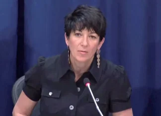 Il trattamento di favore riservato in carcere a Ghislaine Maxwell indigna i Democratici: computer, accesso ad aree riservate, acqua in bottiglia e un cucciolo