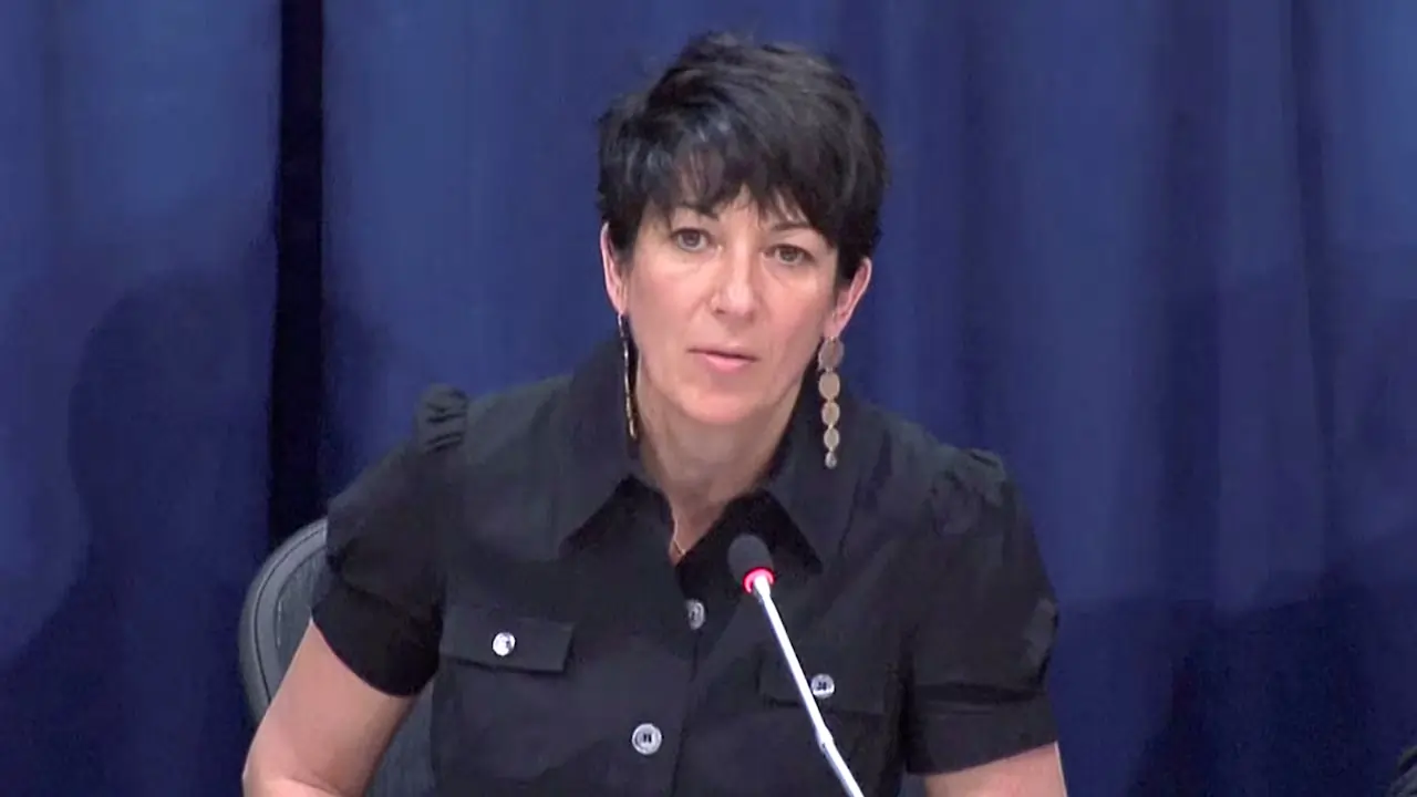 il trattamento di favore riservato in carcere a ghislaine maxwell indigna i democratici computer accesso ad aree riservate acqua in bottiglia e un cucciolo da Metropolitanmagazine.it il trattamento di favore riservato in carcere a ghislaine maxwell indigna i democratici computer accesso ad aree riservate acqua in bottiglia e un cucciolo