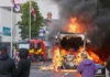 Violenza, incendi e vandalismo agitano la notte di Belfast: le proteste anti-immigrazione in Irlanda del Nord sono degenerate in scontri e aggressioni