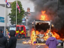 Violenza, incendi e vandalismo agitano la notte di Belfast: le proteste anti-immigrazione in Irlanda del Nord sono degenerate in scontri e aggressioni