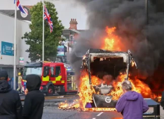 Violenza, incendi e vandalismo agitano la notte di Belfast: le proteste anti-immigrazione in Irlanda del Nord sono degenerate in scontri e aggressioni