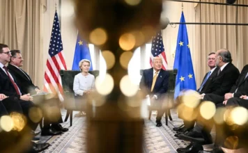 Trump ritorna a minacciare con i dazi l’Europa