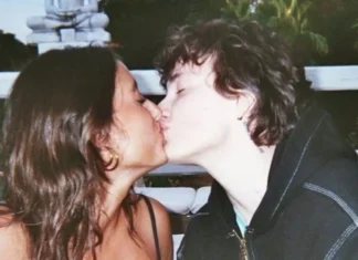 Giulia Stabile e Madame sono fidanzate? La foto del bacio che fa impazzire il web (poi rimossa)