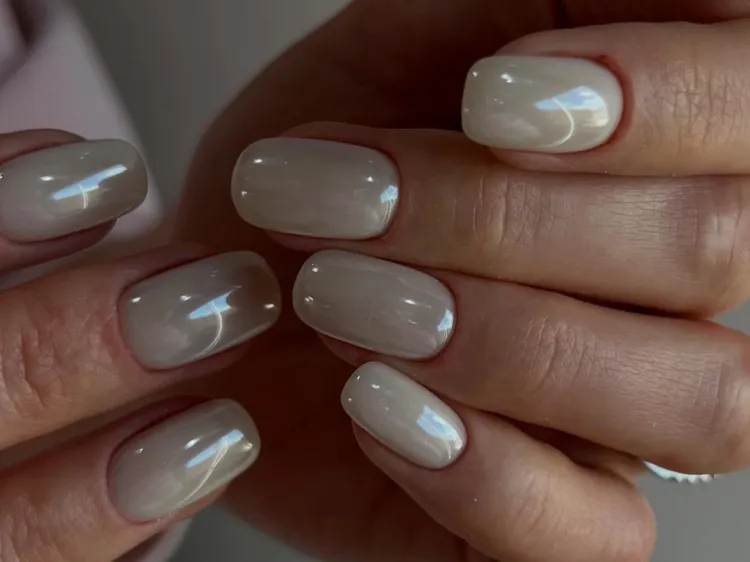 pearl nails la manicure pi249 chic dell8217estate 2026 che sembra uscita direttamente dal fondo del mare da Metropolitanmagazine.it pearl nails la manicure pi249 chic dell8217estate 2026 che sembra uscita direttamente dal fondo del mare