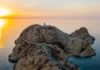 Jacquemus torna ai suoi paesaggi da sogno: la sfilata Primavera 2027 sarà su un faro nel cuore della Corsica