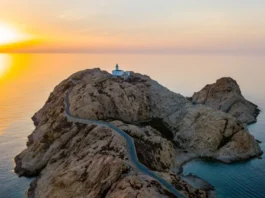 Jacquemus torna ai suoi paesaggi da sogno: la sfilata Primavera 2027 sarà su un faro nel cuore della Corsica