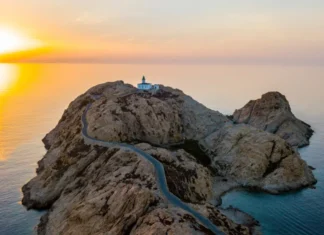 Jacquemus torna ai suoi paesaggi da sogno: la sfilata Primavera 2027 sarà su un faro nel cuore della Corsica