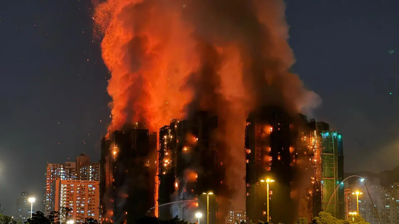 incriminate due aziende e sette persone in relazione al devastante incendio divampato a hong kong lo scorso novembre da Metropolitanmagazine.it incriminate due aziende e sette persone in relazione al devastante incendio divampato a hong kong lo scorso novembre