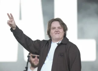 L’annuncio di Lewis Capaldi: «Dopo questa estate mi prenderò una pausa e registrerò un album»