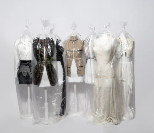 Porte aperte all’archivio di Margiela: oltre 200 pezzi all’asta