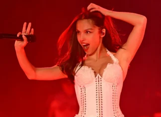Olivia Rodrigo riflette sulla partecipazione al Festival Glastonbury 2025 e rivela: “Ho avuto un attacco d’ansia prima di salire sul palco” Olivia Rodrigo attacco d'ansia