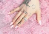 Perché il rosa lattiginoso è la sfumatura più chic per la manicure