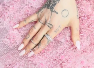 Perché il rosa lattiginoso è la sfumatura più chic per la manicure