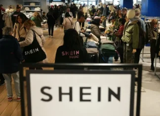 Il Parlamento francese ha approvato la legge contro l’ultra fast fashion di Shein e Temu (anche se in versione ridotta)