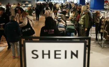 Il Parlamento francese ha approvato la legge contro l’ultra fast fashion di Shein e Temu (anche se in versione ridotta)