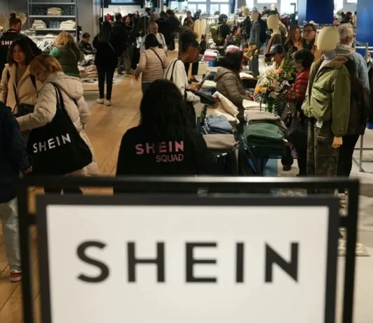 Il Parlamento francese ha approvato la legge contro l’ultra fast fashion di Shein e Temu (anche se in versione ridotta)