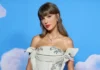 Taylor Swift ha dichiarato di essere stata colta dalla “febbre da cantautrice” e di aver scritto e registrato la canzone per “Toy Story 5” in otto ore