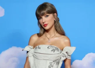 Taylor Swift ha dichiarato di essere stata colta dalla “febbre da cantautrice” e di aver scritto e registrato la canzone per “Toy Story 5” in otto ore