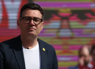 Nel Regno Unito Andy Burnham stravince a Makerfield e diventa il primo e vero avversario di Starmer