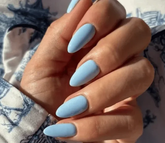 Le unghie azzurro cielo sono il must have di questo giugno (e non solo)
