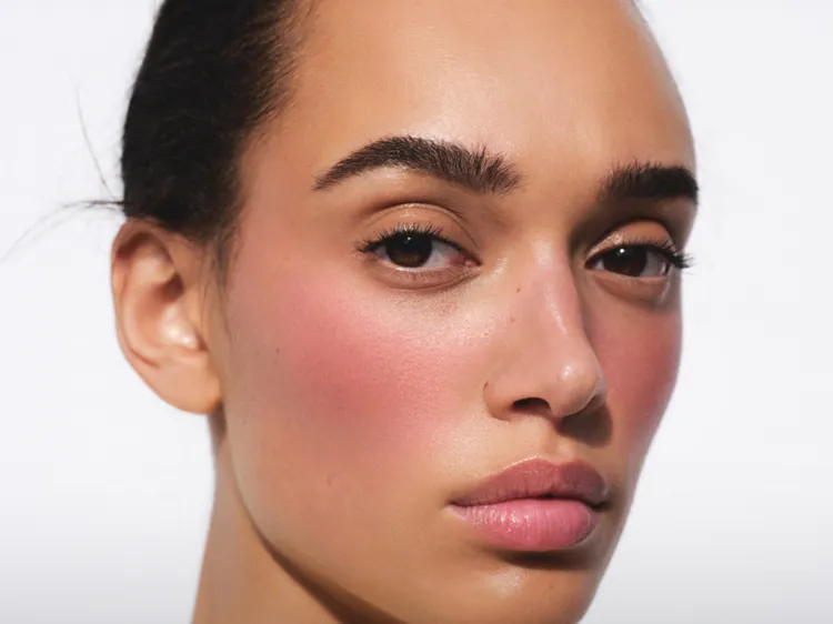 victoria beckham lancia blush stylus il blush pi249 chic dell8217estate 2026 da Metropolitanmagazine.it victoria beckham lancia blush stylus il blush pi249 chic dell8217estate 2026