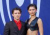 Zendaya dice addio al total black e torna al colore con un look Versace che è un omaggio a Spider-Man
