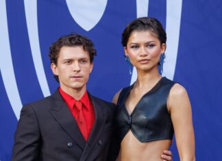 Zendaya dice addio al total black e torna al colore con un look Versace che è un omaggio a Spider-Man