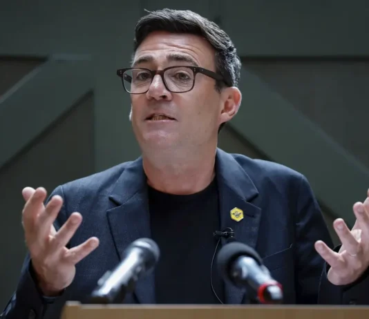 Burnham si appresta a diventare il prossimo Primo Ministro inglese, con 322 deputati laburisti a suo favore