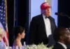 Il Presidente USA indossa il cappellino rosso ‘Trump 2028’ e annuncia: “Mi candido alle presidenziali”