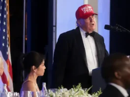 Il Presidente USA indossa il cappellino rosso ‘Trump 2028’ e annuncia: “Mi candido alle presidenziali”