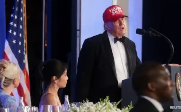 Il Presidente USA indossa il cappellino rosso ‘Trump 2028’ e annuncia: “Mi candido alle presidenziali”