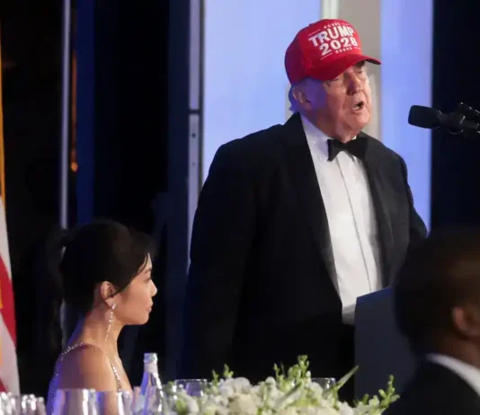 Il Presidente USA indossa il cappellino rosso ‘Trump 2028’ e annuncia: “Mi candido alle presidenziali”
