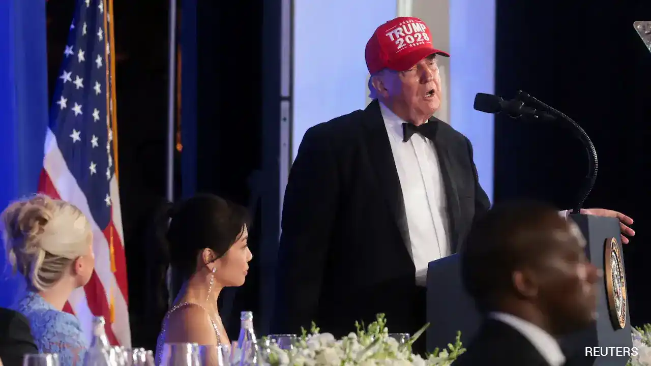 il presidente usa indossa il cappellino rosso 8216trump 20288217 e annuncia mi candido alle presidenziali da Metropolitanmagazine.it il presidente usa indossa il cappellino rosso 8216trump 20288217 e annuncia mi candido alle presidenziali