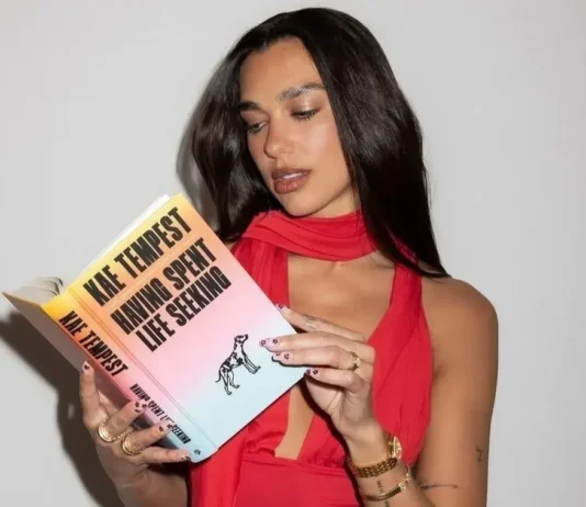 Le It Girls leggono, e Dua Lipa ne è la conferma: la popstar aprirà una biblioteca per i libri vietati e censurati in Portogallo