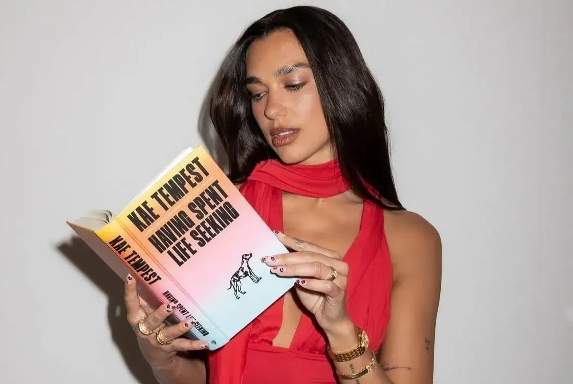 le it girls leggono e dua lipa ne 232 la conferma la popstar aprir224 una biblioteca per i libri vietati e censurati in portogallo da Metropolitanmagazine.it le it girls leggono e dua lipa ne 232 la conferma la popstar aprir224 una biblioteca per i libri vietati e censurati in portogallo